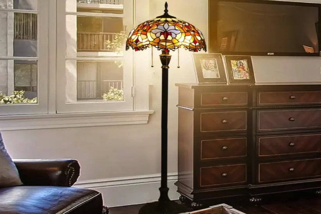Lampe de sol traditionnelle Tiffany en forme d’hémisphère