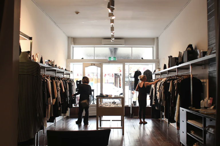 Éclairage ajustable pour magasin de vêtements