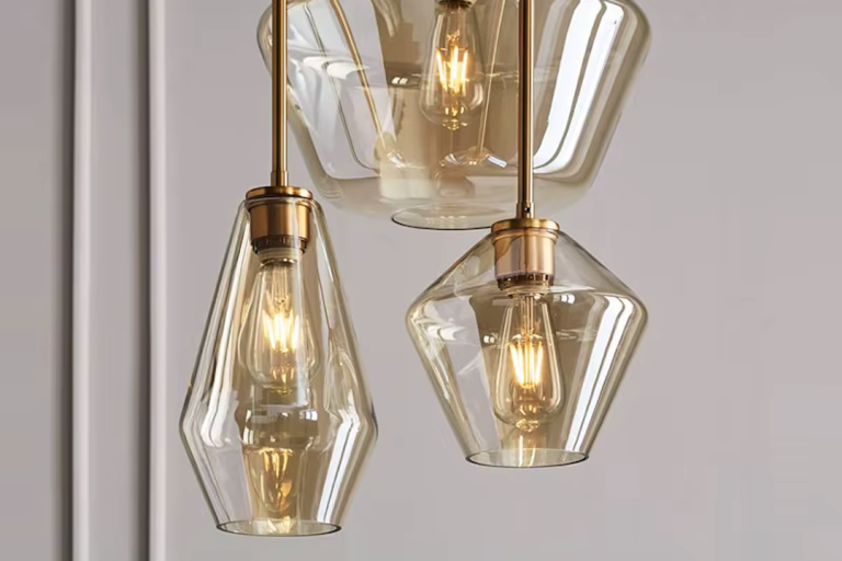 Conception lumineuse: Pendentif en verre soufflé à la main