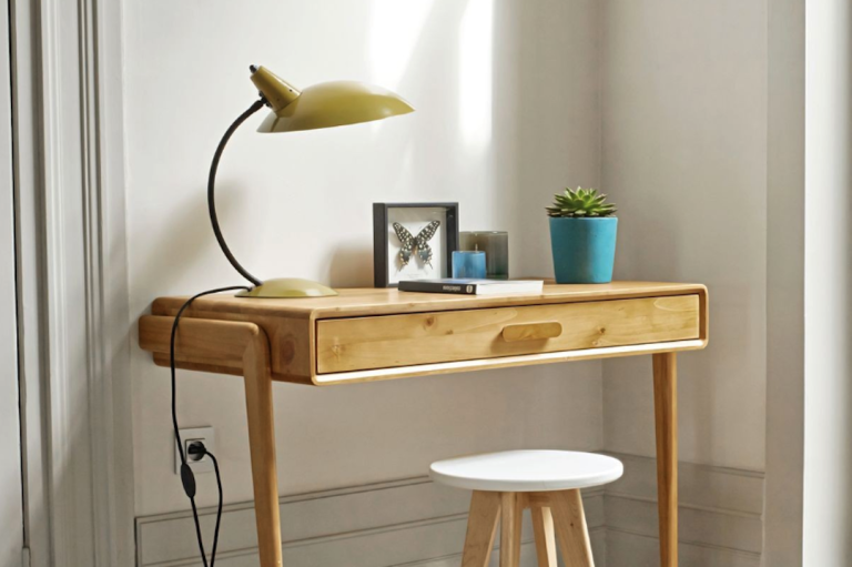 Étude de coin bureau avec lampe de bureau en laiton scandinave