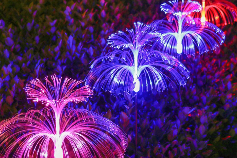 Jardin de méduses solaires avec lumières à fibres optiques