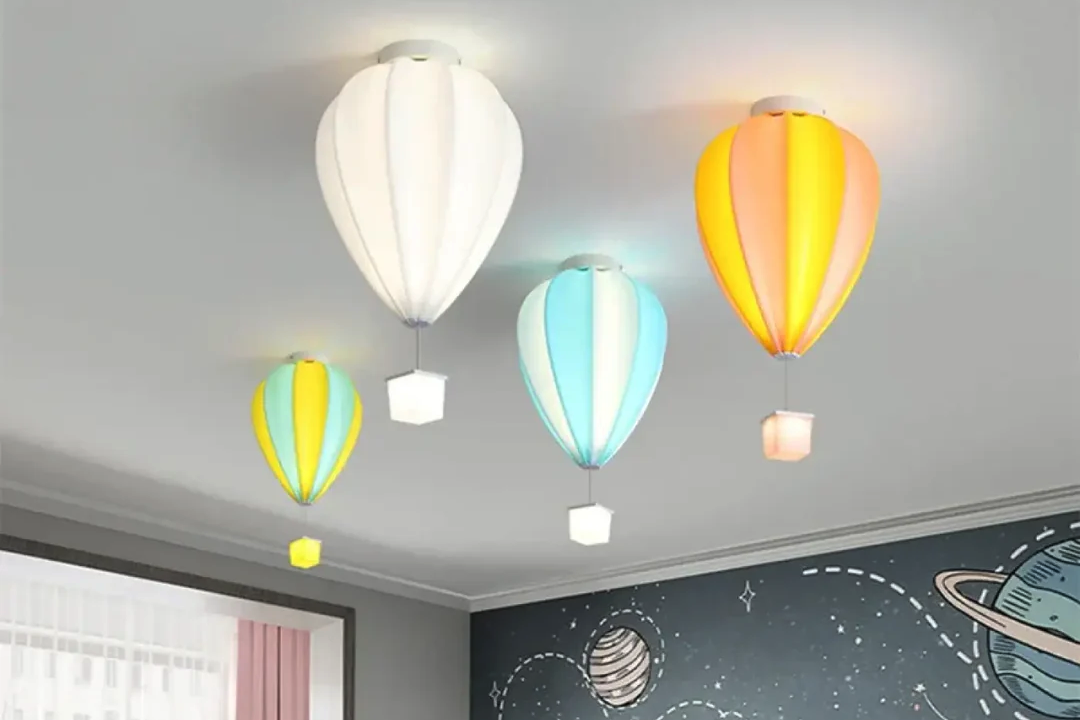 Chambre d&rsquo;enfant: Une lampe de plafond en tissu de montgolfière ludique