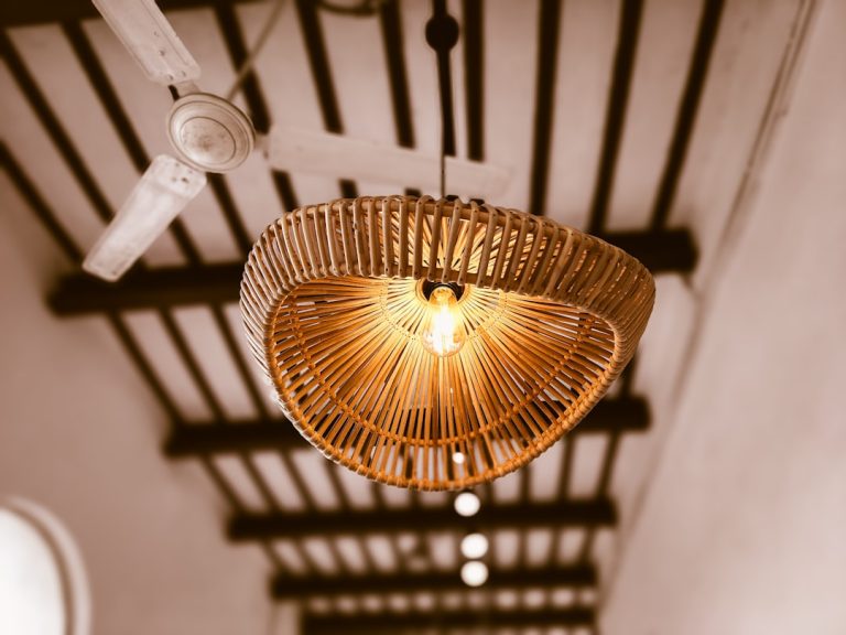 Luminaire blanc en rotin pour la chambre de bébé