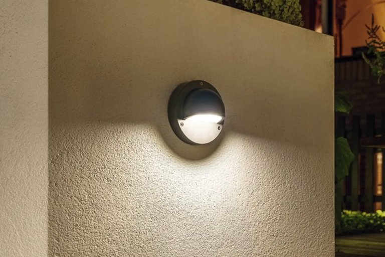 Lumière murale extérieure en bois de chêne avec globe d&rsquo;école