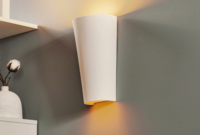Luminaire mural enfichable en céramique blanche avec abat-jour conique effilé