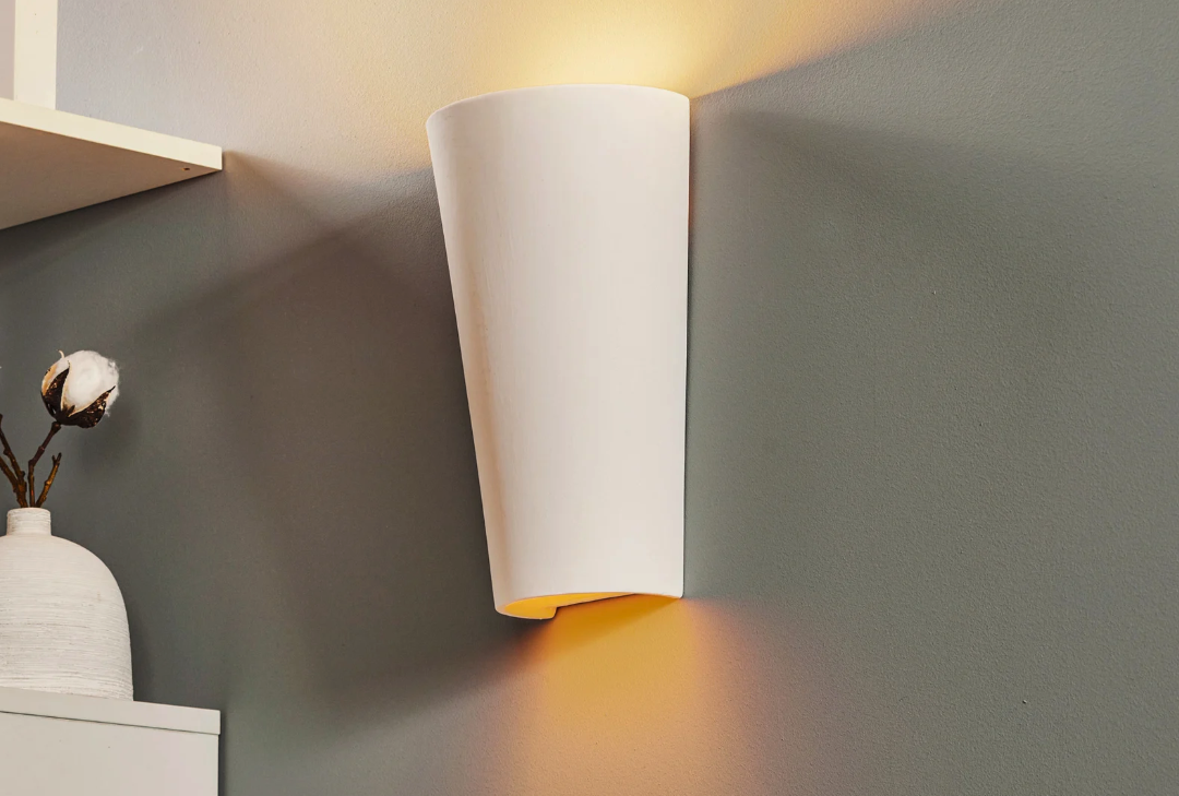 Luminaire mural enfichable en céramique blanche avec abat-jour conique effilé